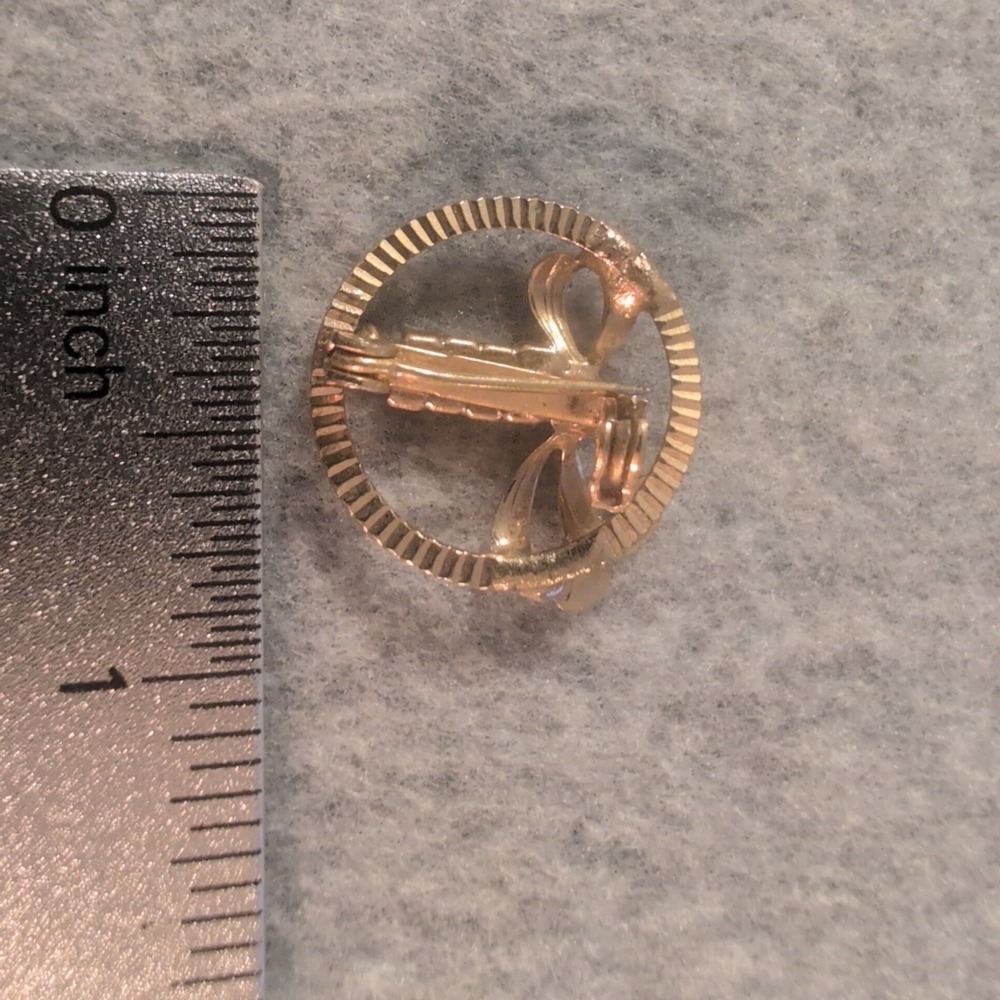 Vtg Gold Tone Circle Brooch Pin Wreath Ribbon Bow Green Red Rhinestone Accent - Picture 2 of 2